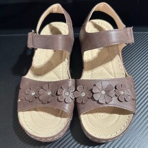 Women's Faux Leather Kecom Brown Flower Rhinestone Sandals Size 7